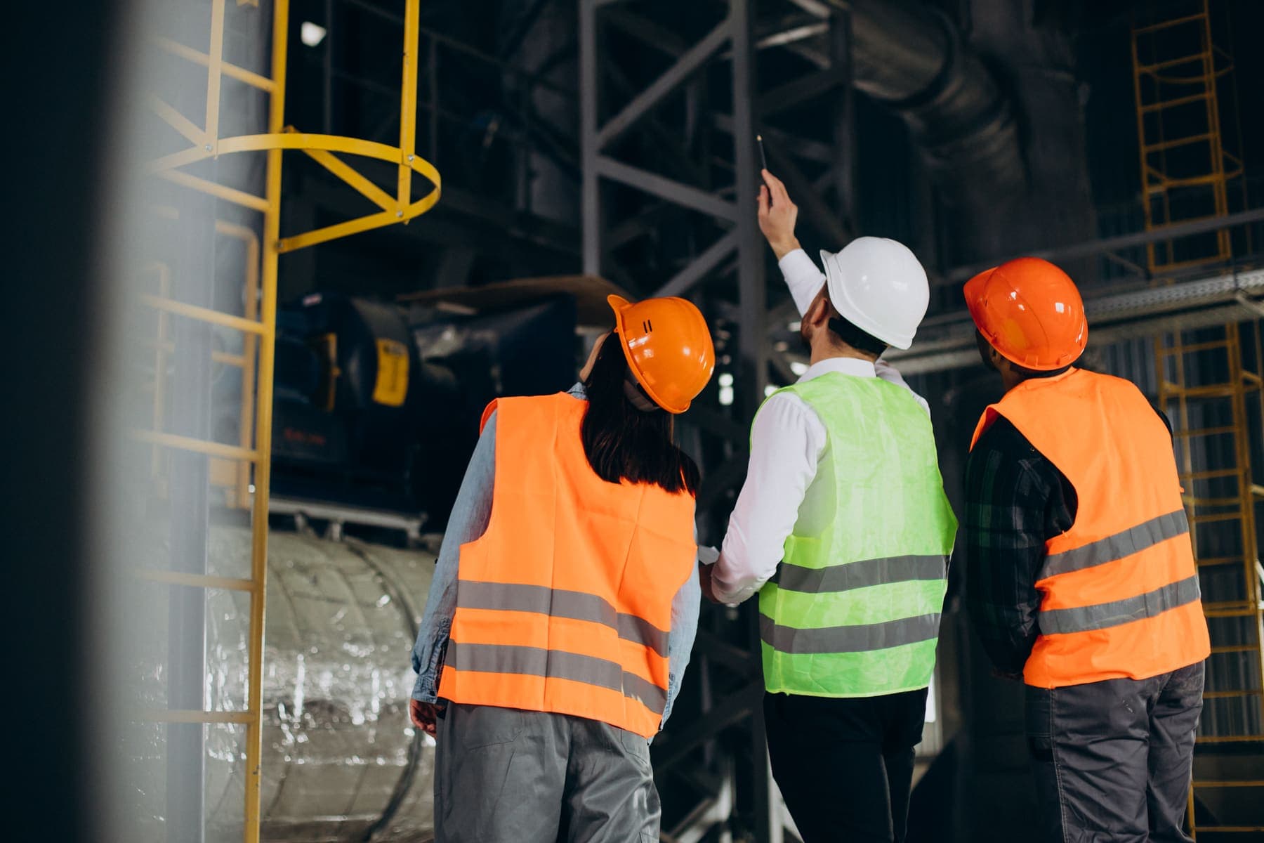 Equipo técnico de proveedores locales en una operación minera